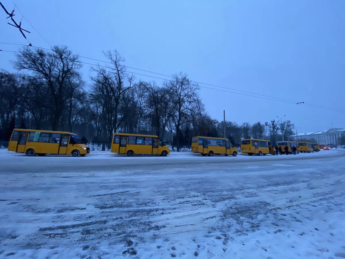 «Викинули 26 машин»: на знак протесту перевізник розмістив свої автобуси у центрі Полтави