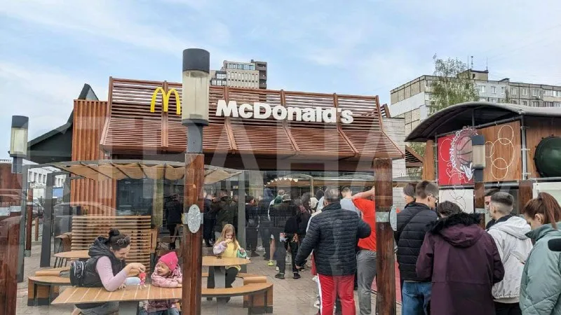 В Днепре на открытии McDonald's мужчинам раздали повестки на утилизацию
