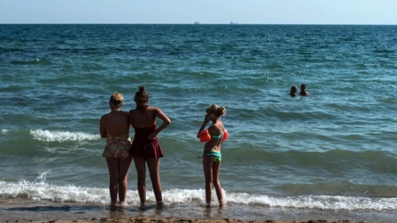 Одесситы негодуют на тех, кто продолжает купаться в море после подрыва Каховской ГЭС