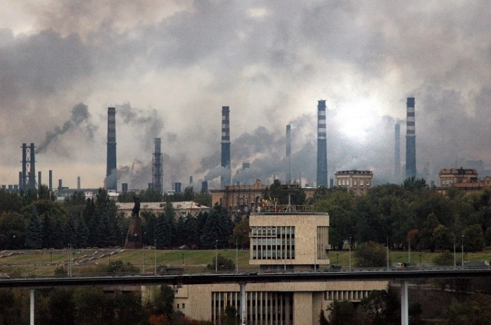 Жители Запорожья жалуются на густой дым с заводов