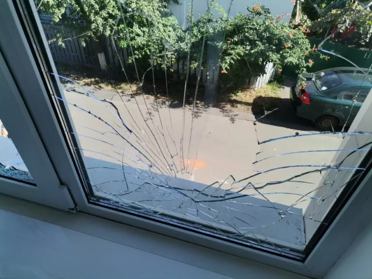 В ГУ Держгеокадастру у Полтавській області розбили вікна
