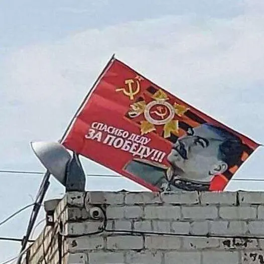В Днепре на территории автостоянки вывесили флаг с портретом Сталина