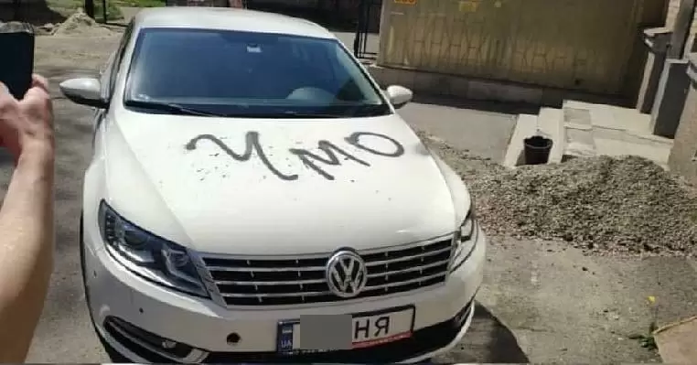 В Запорожье неизвестные оставили неприличное послание на автомобиле директора службы такси