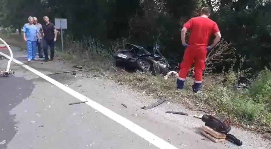 Біля Дніпра сталася аварія з військовою технікою: водій легковика загинув