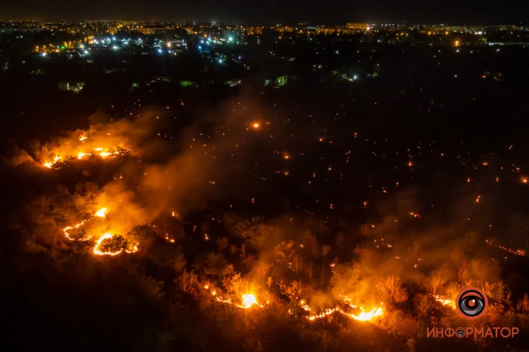 Сразу несколько очагов возгорания: в Днепре на Байкальской горели сады