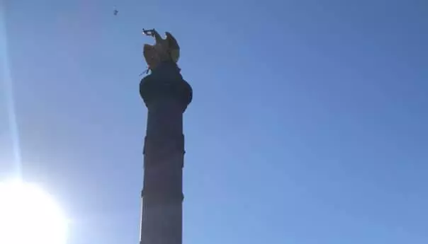 У Полтаві за розпорядженням Мамая з Монумента Слави зняли прапори