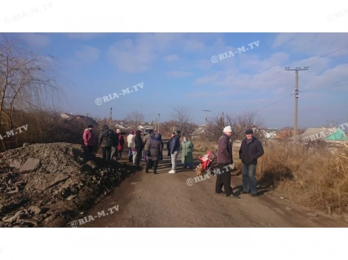 В Мелитополе жители частных домов перекрыли дорогу коммунальщикам