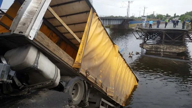 У Дніпропетровській області обвалився міст, коли по ньому їхала вантажівка