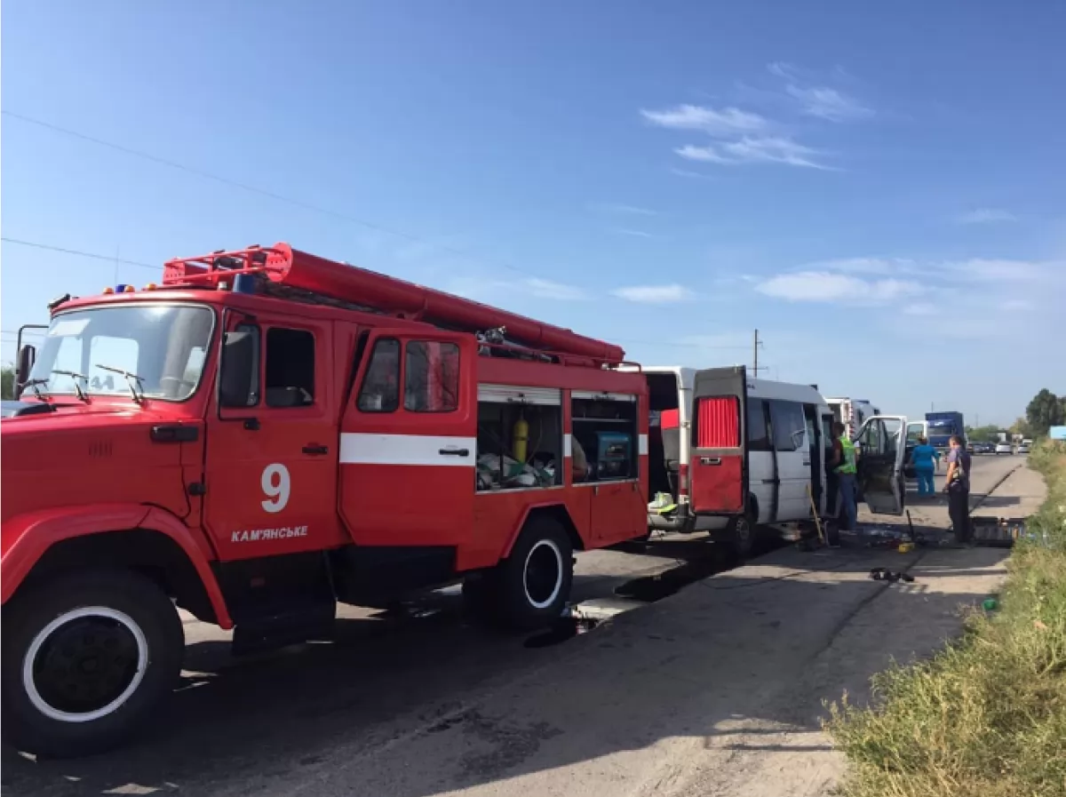 Автобус столкнулся с грузовиком в Днепропетровской области, 13 травмированых