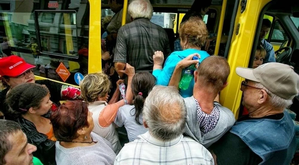 Криворожане на остановках дерутся за «карантинное» место в автобусе