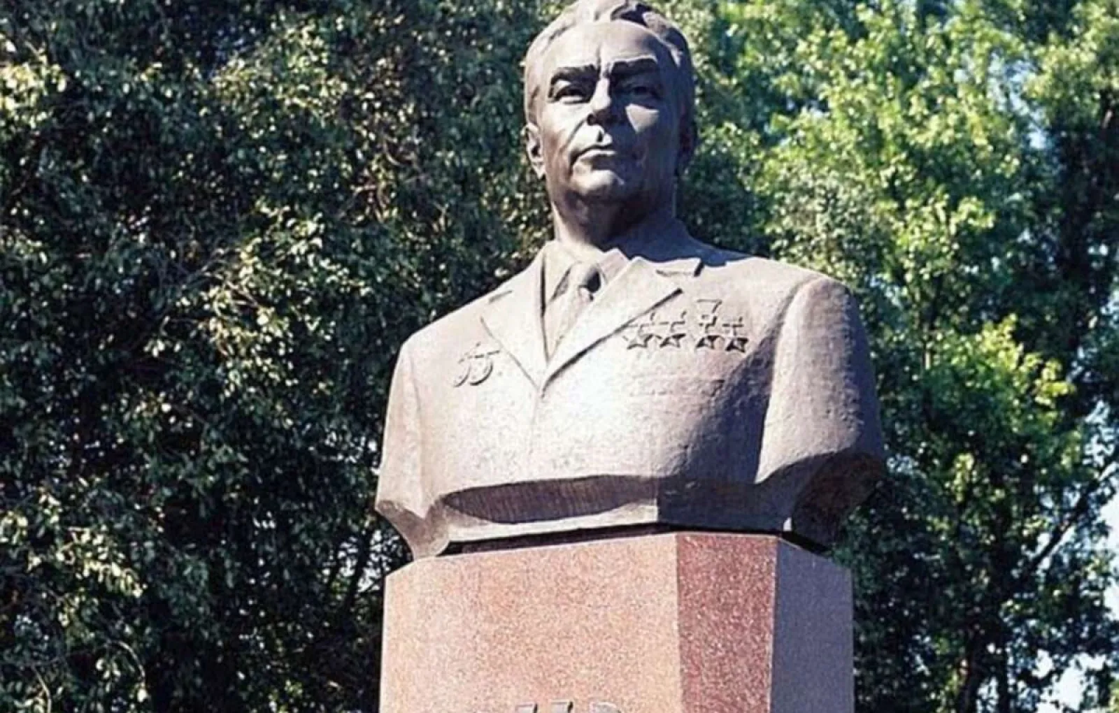В Каменском снесли памятник Л.И. Брежневу