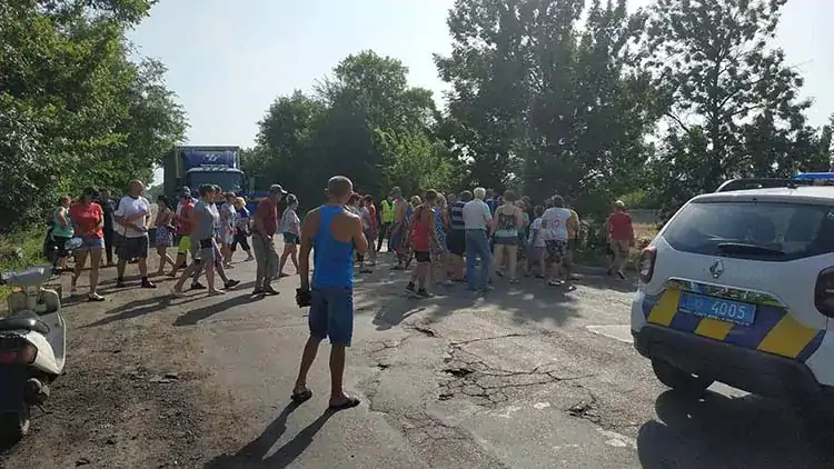 Жители села под Днепром перекрыли трассу из-за высоких штрафов