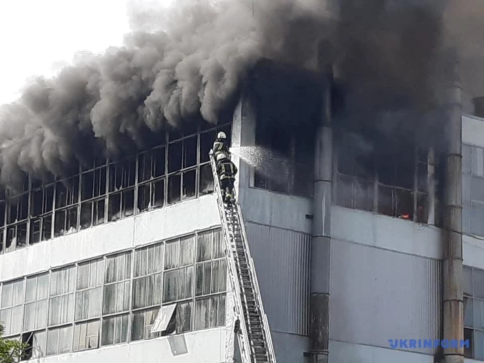З'явилося відео масштабної пожежі на взуттєвій фабриці у Запоріжжі