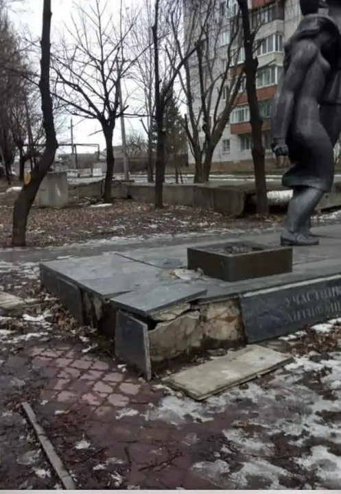 В Днепре восстановили разгромленный вандалами памятник подпольщикам