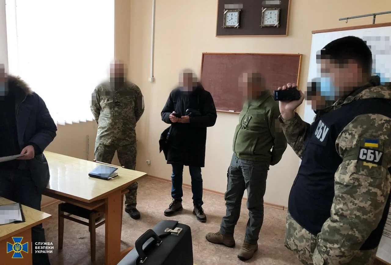 Військові чиновники вкрали понад 1 млн гривень, виділених на захисне обмундирування для ЗСУ