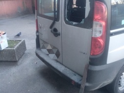 Запорожскому активисту второй раз за год разбили стекло в машине