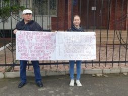 В Каховке отец с дочерью пикетировали отдел полиции