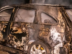 В Днепре на ж/м Красный Камень дотла сгорели два автомобиля