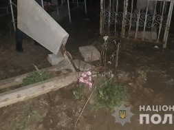 В Запорожской области за неделю на втором кладбище вандалы устраивают погром