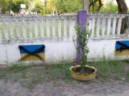 В Кременчуге украинские флаги разрисовали черной краской