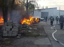 Пожар на Левом берегу Днепра: полыхает цех на предприятии
