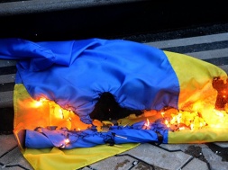 На Днепропетровщине оставили за решеткой мужчину за надругательство над флагом Украины