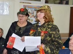 Флаги СССР, пилотки, серп и молот: как в Запорожье отметили советский праздник 23 февраля