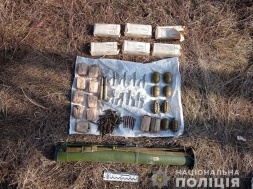Гранатомет, гранаты и тысяча патронов: в Запорожье выявили схрон оружия и боеприпасов