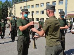 В запорожской воинской части вооружили срочников