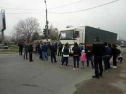 В Запорожье местные жители, в знак протеста, перекрыли дорогу
