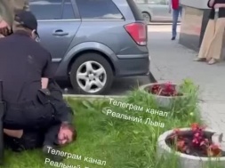 Во Львове ТЦКашники пакуют мужчин прямо на улице – валят на землю и надевают наручники, как преступникам