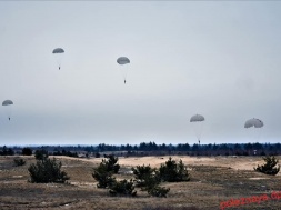 На Новомосковщині відбулись військові навчання та стрибки з парашутами