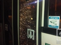 В Покровском районе Кривого Рога неизвестные обстреляли троллейбус с пассажирами
