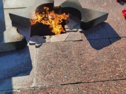 У День Перемоги 22-річна дівчина розбила зірку Вічного вогню