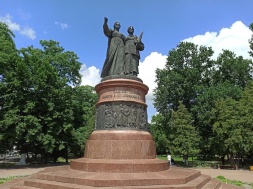 Очередной камень в прошлое: в Переяславле снесли монумент, посвящённый воссоединению Украины с Россией