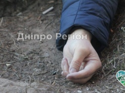 На Дніпропетровщині знайшли тіло невідомого чоловіка, загорнуте в лінолеум