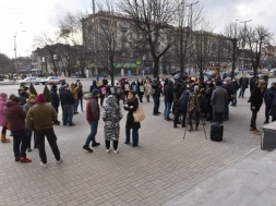 Родители 6-летней девочки, погибшей в запорожском парке год назад, организовали митинг
