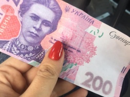 Соцсети: В Кривом Роге банкомат ПриватБанка выдал сувенирные купюры