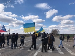 Под Мелитополем сельчане с флагами Украины и Чехии перекрыли трассу после инцидента с оторвавшимся колесом у автобуса
