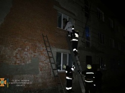 Людей эвакуировали через окна: под Днепром загорелся трехэтажный жилой дом