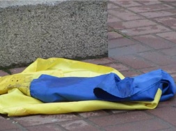 В Винницкой области местный житель сорвал флаги с могил ВСУшников и раскромсал их