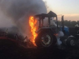 На Дніпропетровщині згорів трактор та два пшеничні поля
