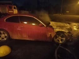 Массовые поджоги авто в Запорожье: в сеть попало видео, как горело BMW на парковке ЖК