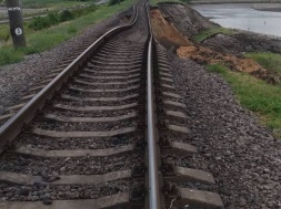 После подрыва Каховской ГЭС под Никополем просел участок железной дороги, поезда отменены