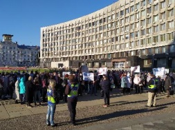 Под стенами Сумской ОГА протестуют медики 5-й больницы