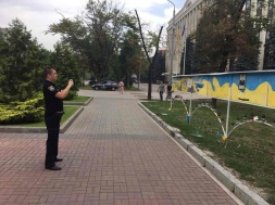 На Аллее Героев в Днепре неизвестные порвали фотографии погибших