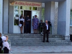 В посёлке Великий Бурлук на Харьковщине директора сельской школы арестовали за школьные учебники