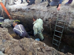На Днепропетровщине при обвале траншеи под завалами оказались двое рабочих