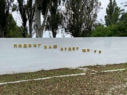 Вандалы снова напали на Братское кладбище в Мелитополе