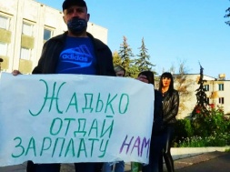У місті на Дніпропетровщині комунальники вийшли на акцію протесту